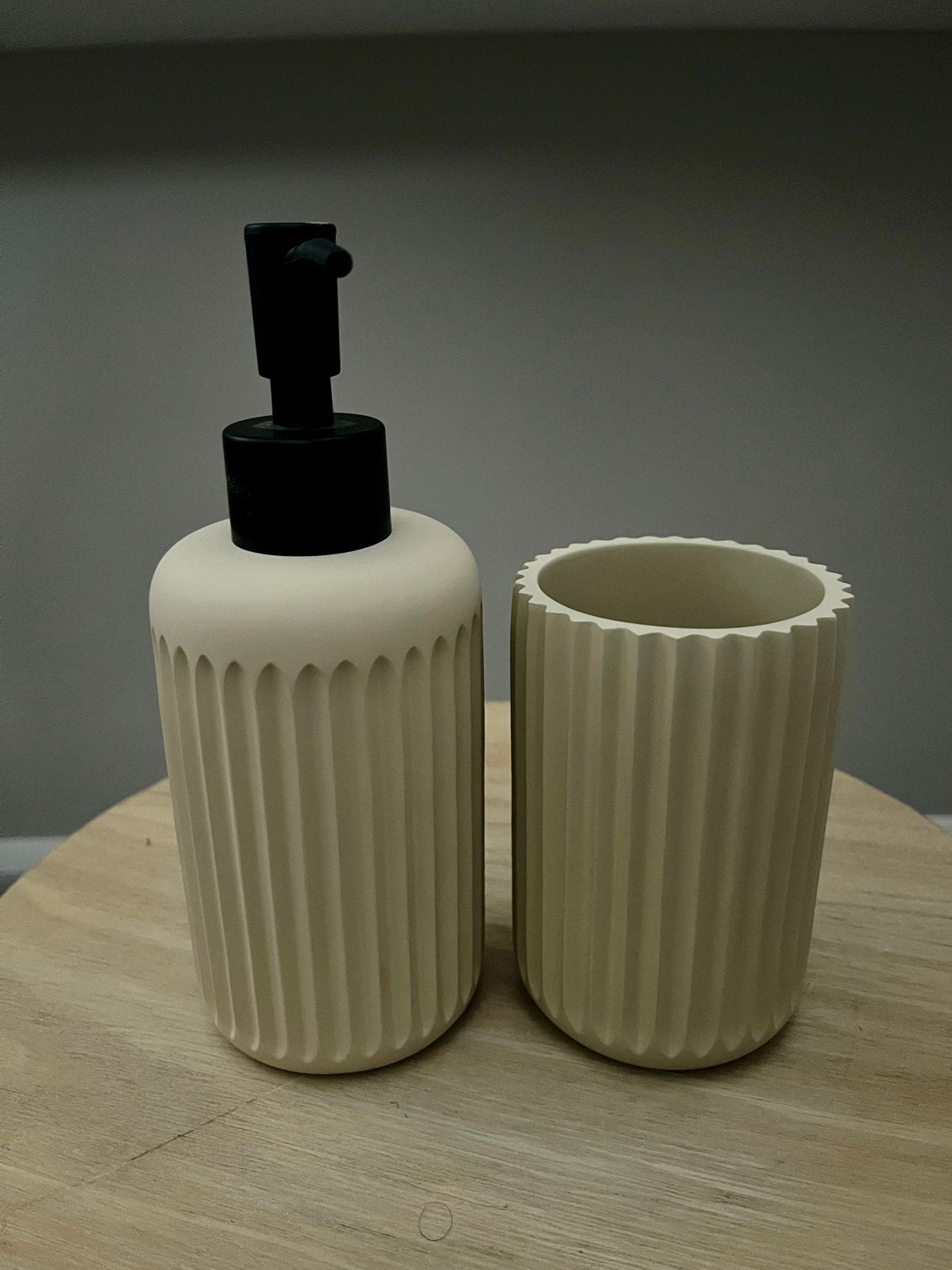 NIEUW! Setje zeeppomp+tandenborstelbeker, Ophalen of Verzenden, Nieuw, Beige, Zeepdispenser/zeepbakje