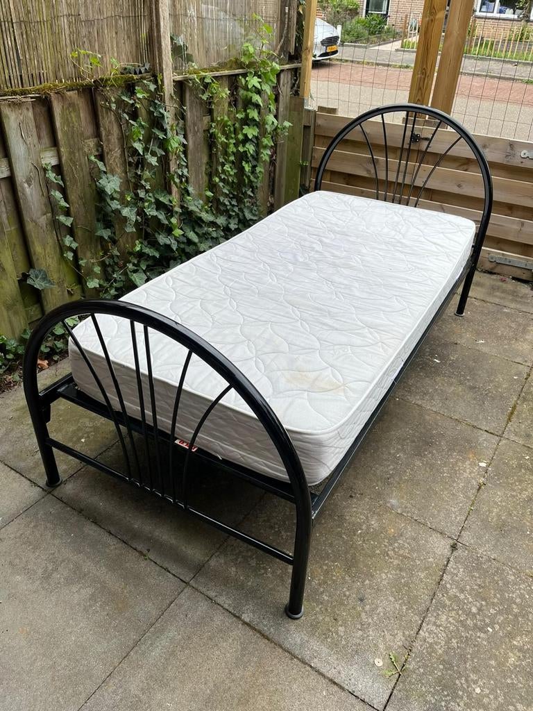 Eenpersoonsbed zwart metaal met matras, Ophalen, Gebruikt, 90 cm, Eenpersoons