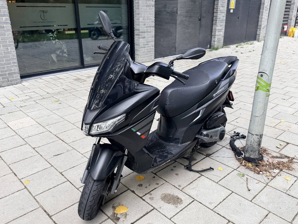 Scooter - Aprilia SXR 50 - Black, Fietsen en Brommers, Zo goed als nieuw, Benzine, Ophalen, Overige merken