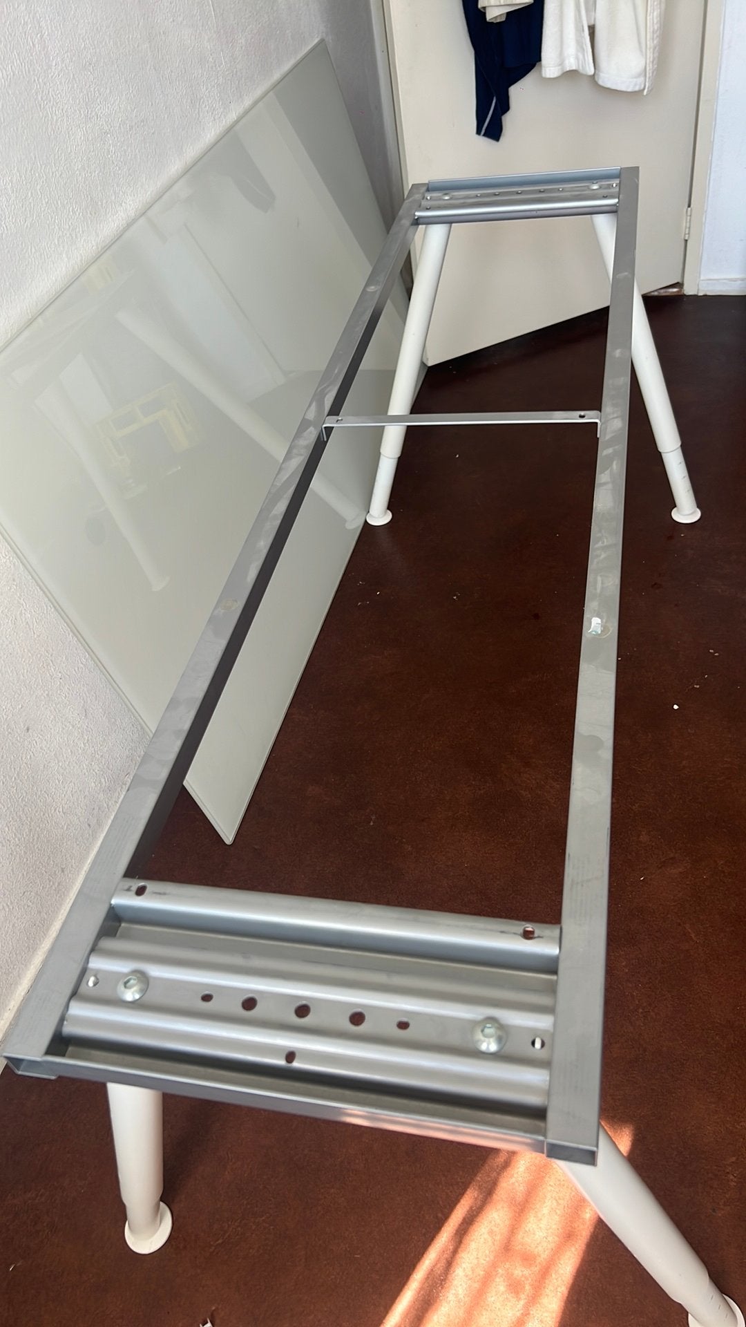 Bureau met glazen blad, Ophalen, Zo goed als nieuw, Rolsteiger of Kamersteiger, Minder dan 2 meter