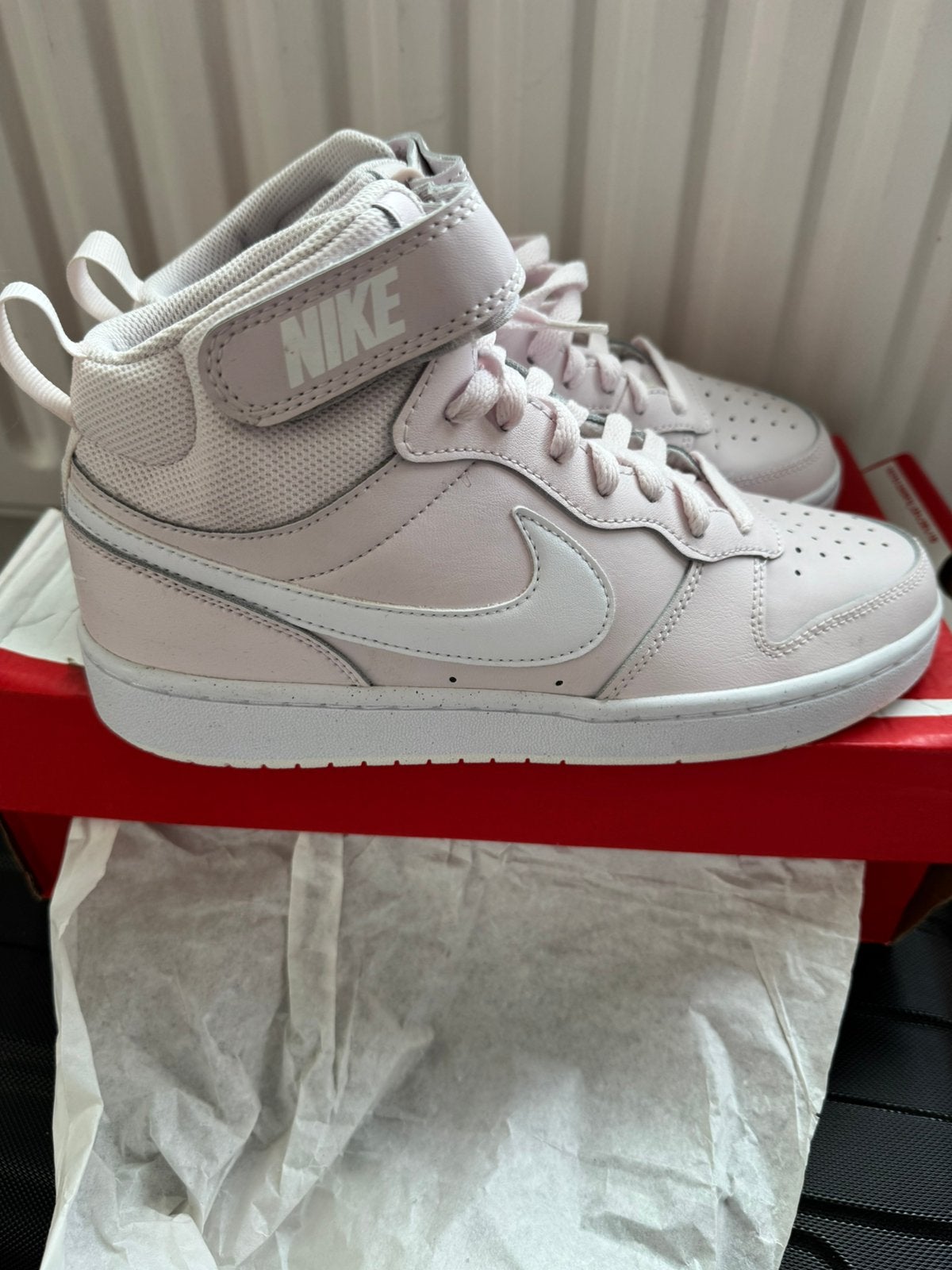 Nike borough mid 2, Kleding | Dames, Schoenen, Nieuw, Ophalen of Verzenden, Sneakers of Gympen, Roze