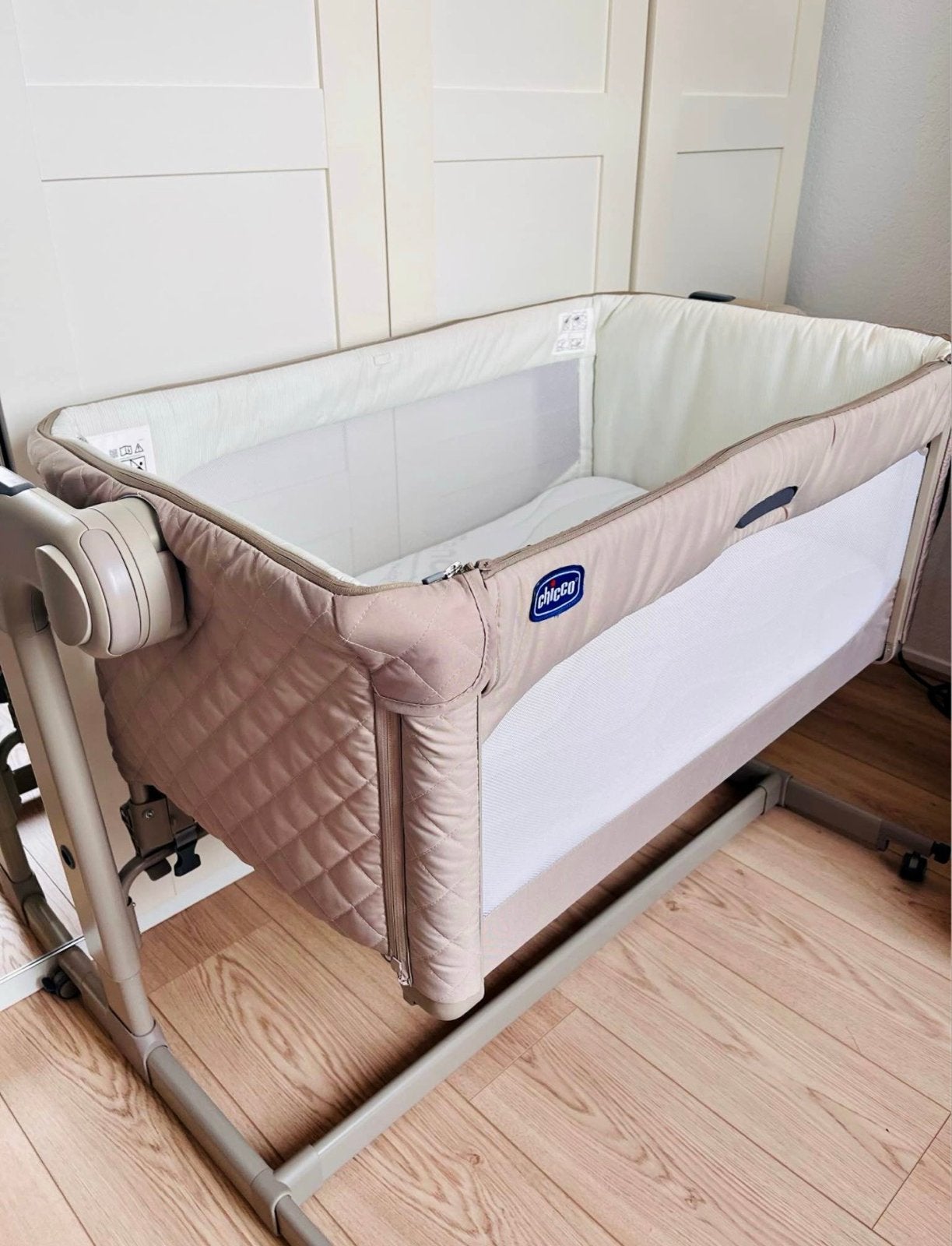 Chicco Next2Me Magic Bedside Crib + Premium Matras, Kinderen en Baby's, Babywiegjes en Ledikanten, Ophalen, Zo goed als nieuw