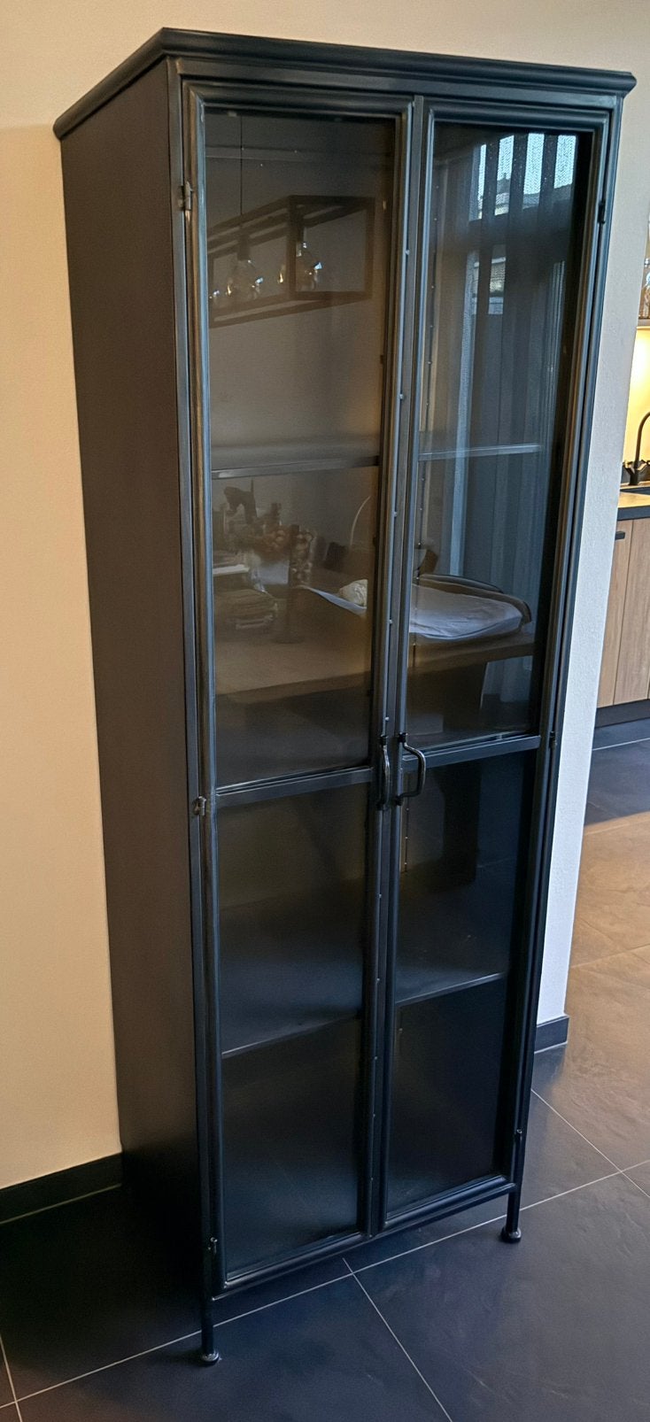 PTMD stoere en robuuste vitrinekast - black metal, Huis en Inrichting, Ophalen, Met deur(en), 50 tot 100 cm, Zo goed als nieuw