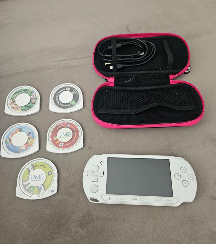 Sony PSP Street (E1004) + 5 Games en monster high case, Ophalen of Verzenden, Gebruikt, PSP