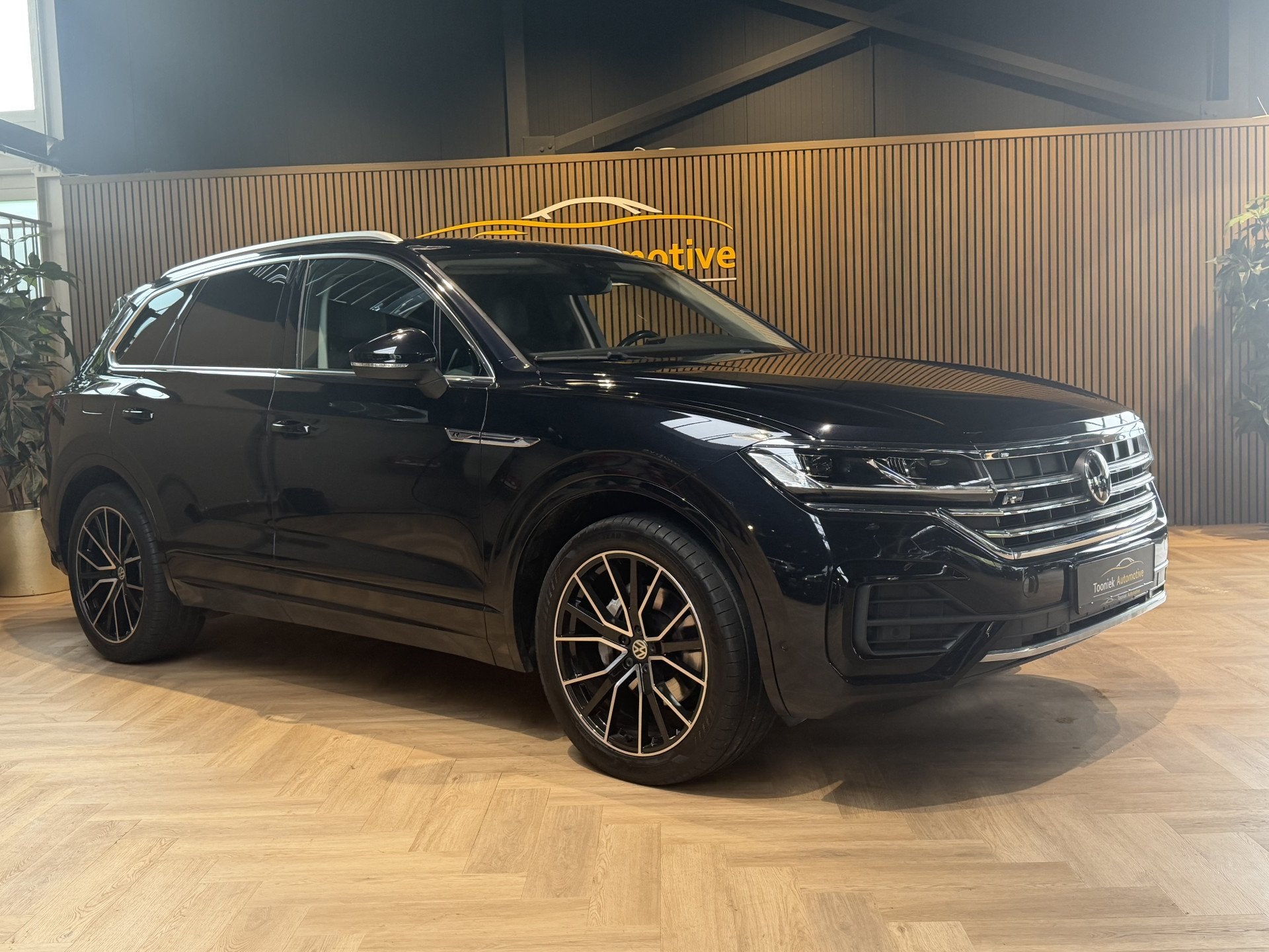 Volkswagen Touareg TOUAREG (R LINE) | grijs kenteken | BANKE, Auto's, Automaat, Dealer onderhouden, Overige carrosserieën, Met garantie (alle)