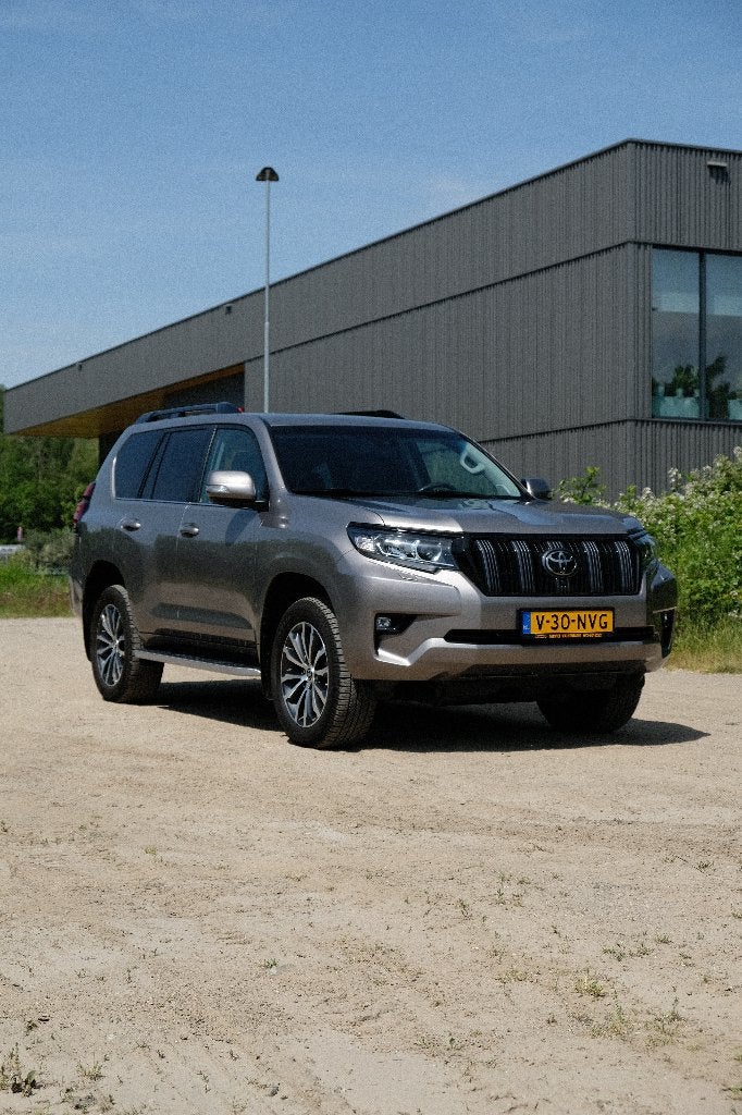 Toyota Land Cruiser 2.8 D-4D / Premium / Van /Grijs Kenteken, Auto's, Bestelauto's, Automaat, Bruin, Diesel, Vierwielaandrijving