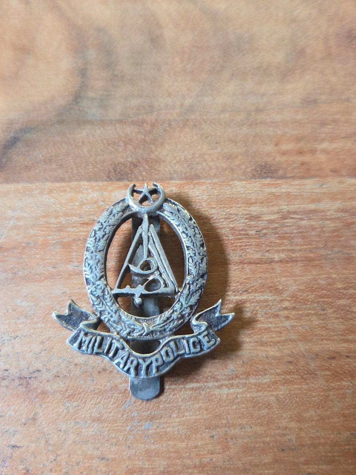 baret embleem Pakistan militaire politie, Ophalen of Verzenden, Landmacht, Overige gebieden, Embleem of Badge