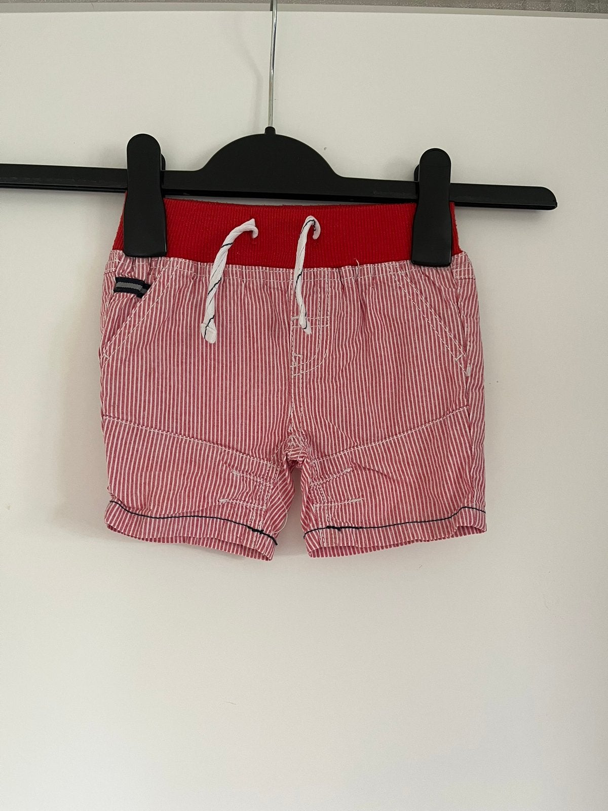 Wit met rode gestreepte /strepen korte broek, maat 68 Zeeman, Ophalen of Verzenden, Zo goed als nieuw, Jongetje, Broekje