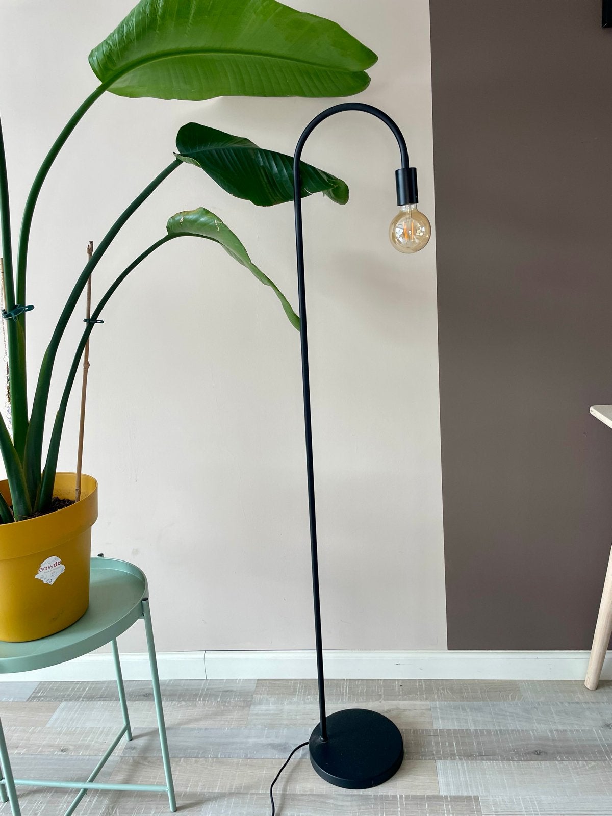 Moderne zwarte vloerlamp met E27 fitting, Ophalen, E27 (groot), Zo goed als nieuw, Metaal