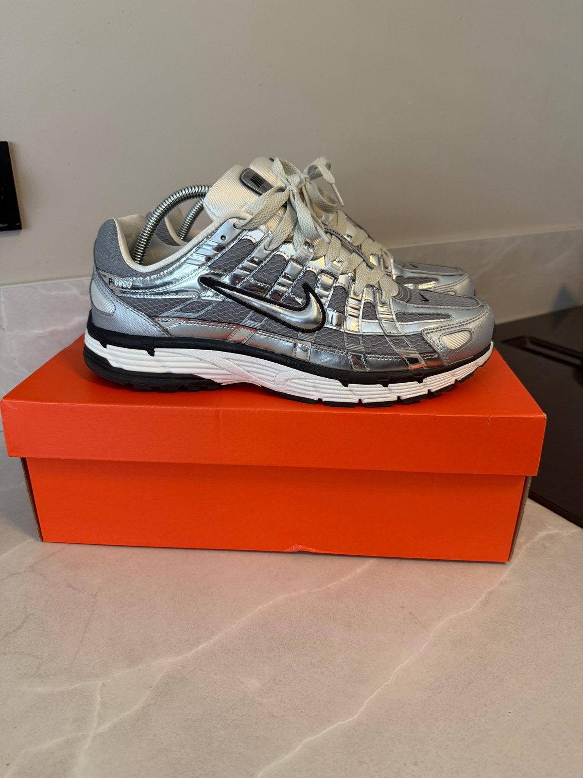Nike P6000 Metallic Silver / maat 44, Kleding | Heren, Schoenen, Overige kleuren, Ophalen of Verzenden, Sneakers of Gympen, Zo goed als nieuw