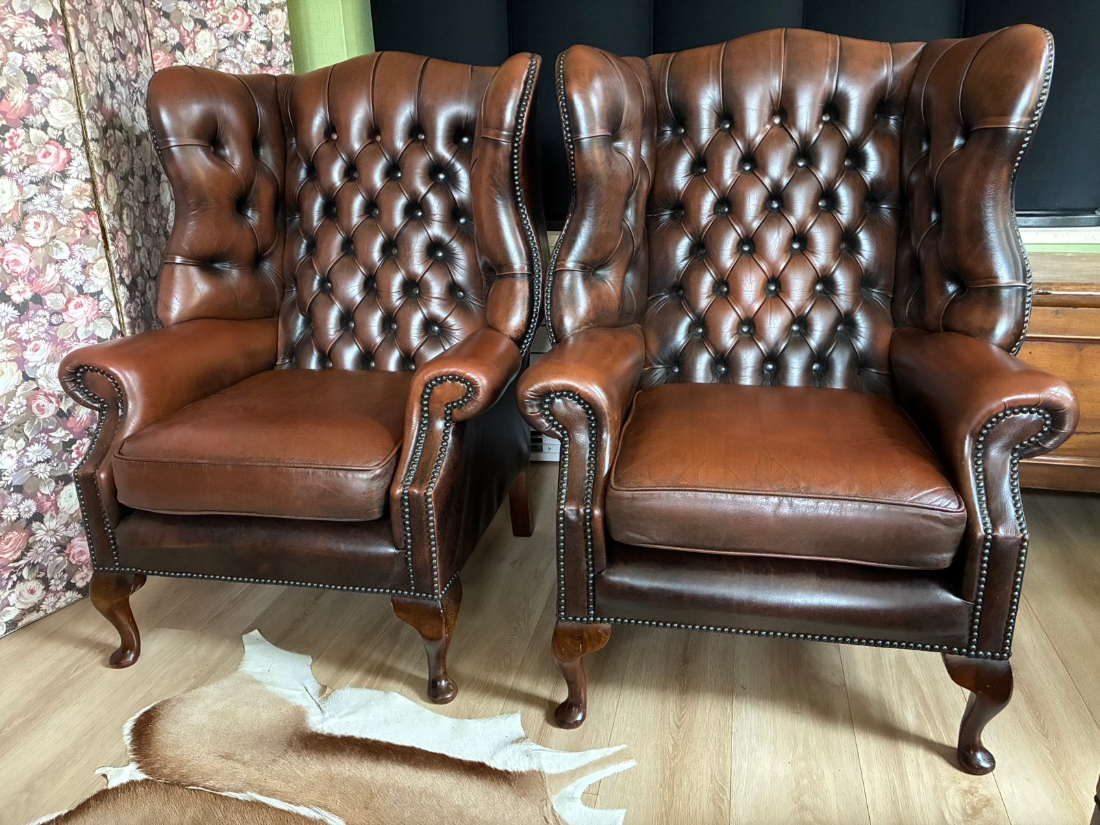Twee identieke dubbel gebogen chesterfield oorfauteuils, Antiek en Kunst, Ophalen