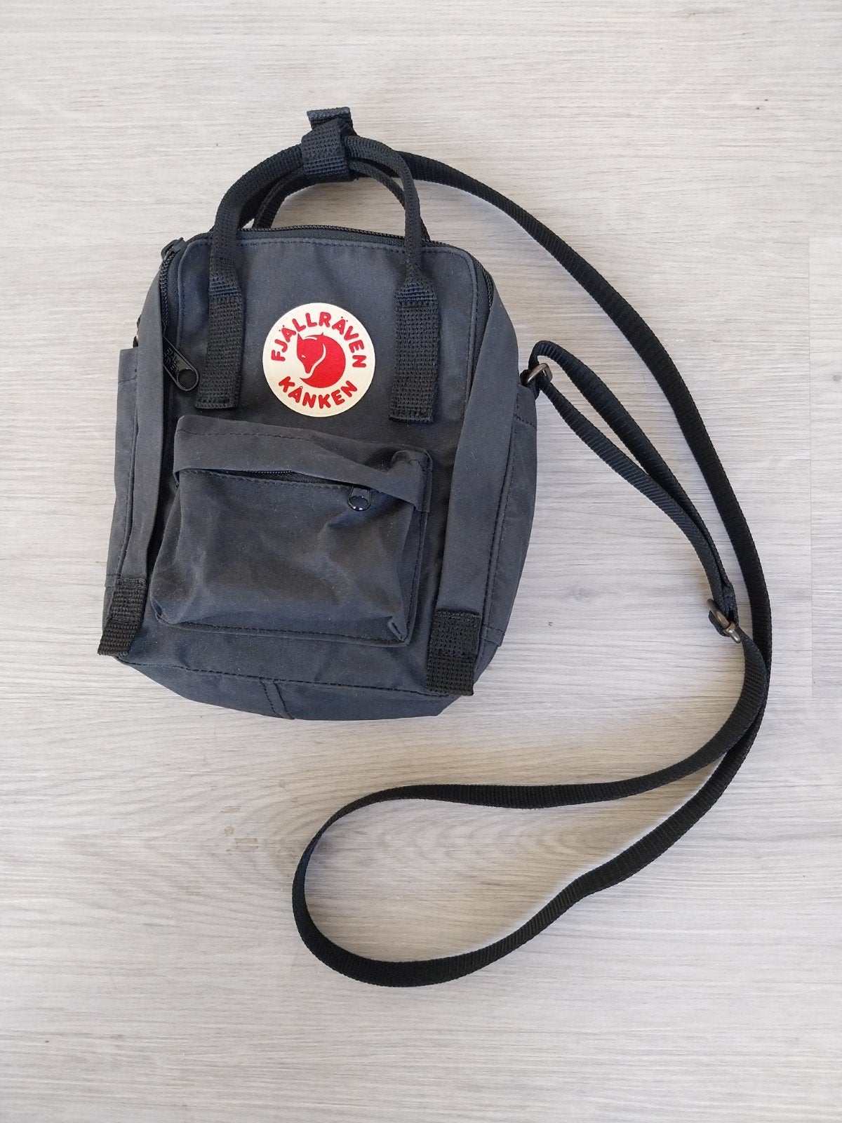 Te koop: Herentas originele Fjällräven Kanken Mini Crossbody, Ophalen, Zo goed als nieuw, Grijs, Overige merken