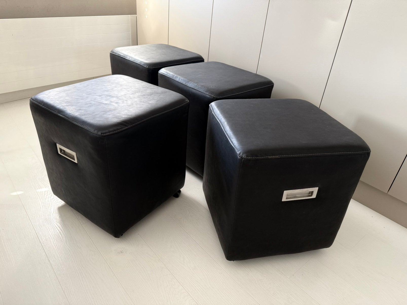Set van 4 zitpoefs, met zwenkwieltjes, Huis en Inrichting, Ophalen, Zo goed als nieuw