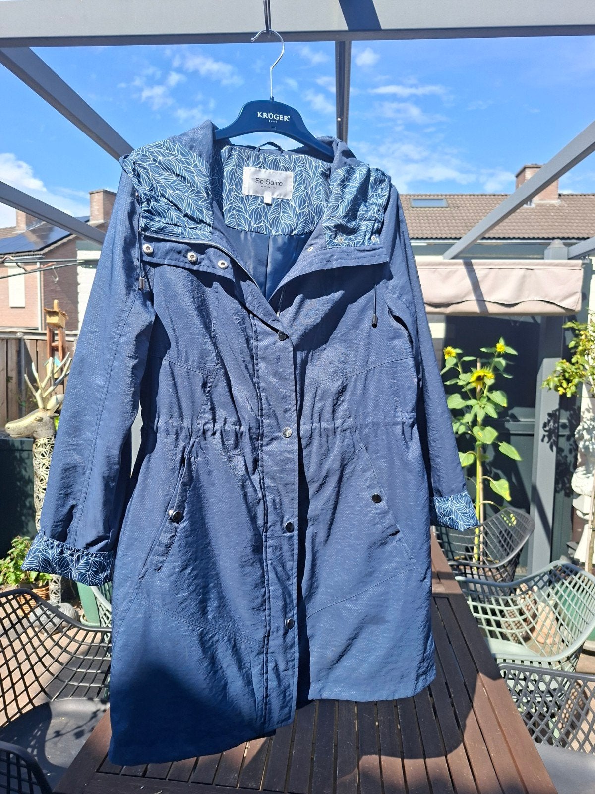 Donkerblauw overgangsjasje met capuchon en leuk design, Kleding | Dames, Jassen | Zomer, Maat 38/40 (M), So Soire, Blauw, Ophalen of Verzenden