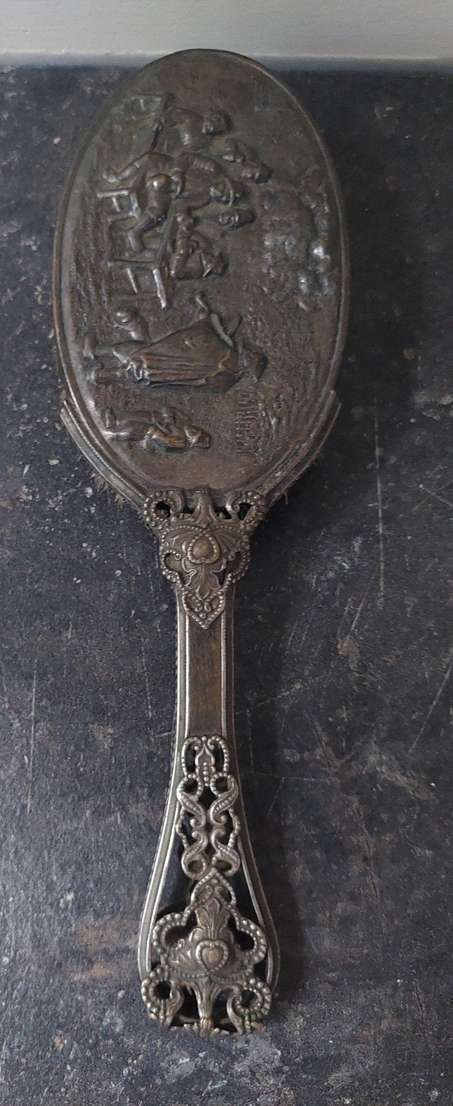 Antieke zilverkleurige kledingborstel met reliëf, Antiek en Kunst, Ophalen of Verzenden