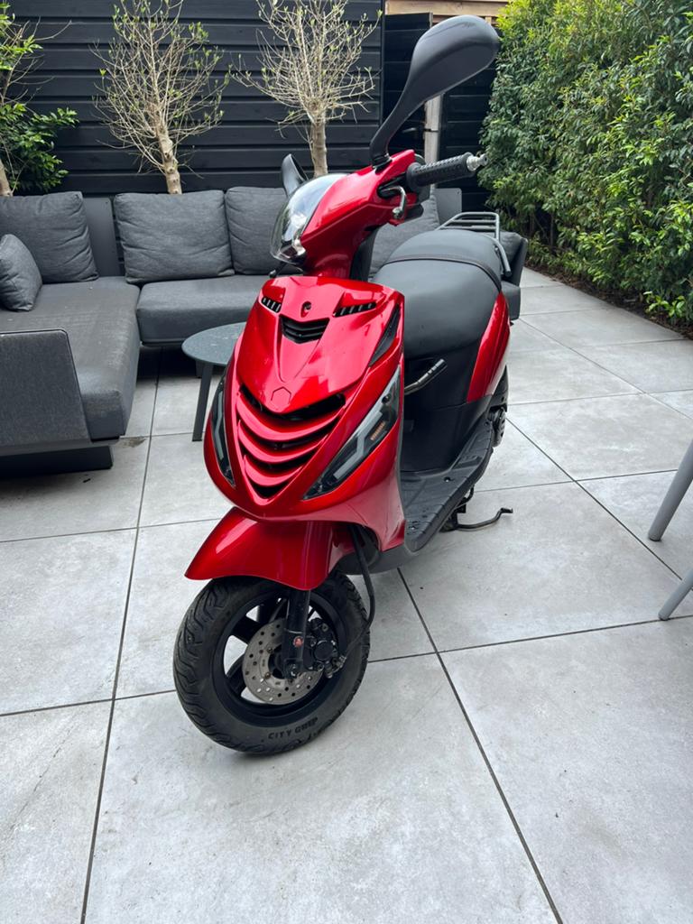 Piaggio Zip IGET 2020 Candy Red, Fietsen en Brommers, Scooters | Piaggio, Zo goed als nieuw, Zip, Maximaal 45 km/u, Benzine, Ophalen