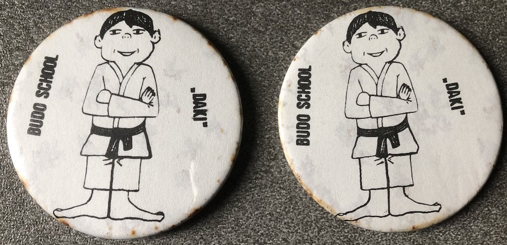 2 BUTTONS - BUDO/JUDO - 5,5 CM, Verzamelen, Ophalen of Verzenden, Zo goed als nieuw, Overige onderwerpen