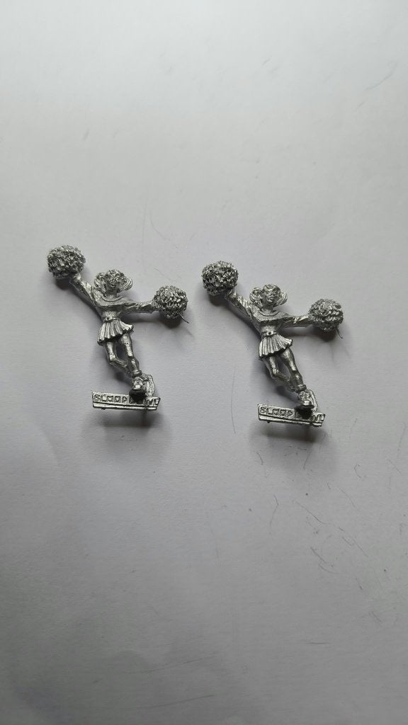 2 bloodbowl cheerleaders, Ophalen of Verzenden, Zo goed als nieuw, 1:50 of kleiner, Figuur of Figuren
