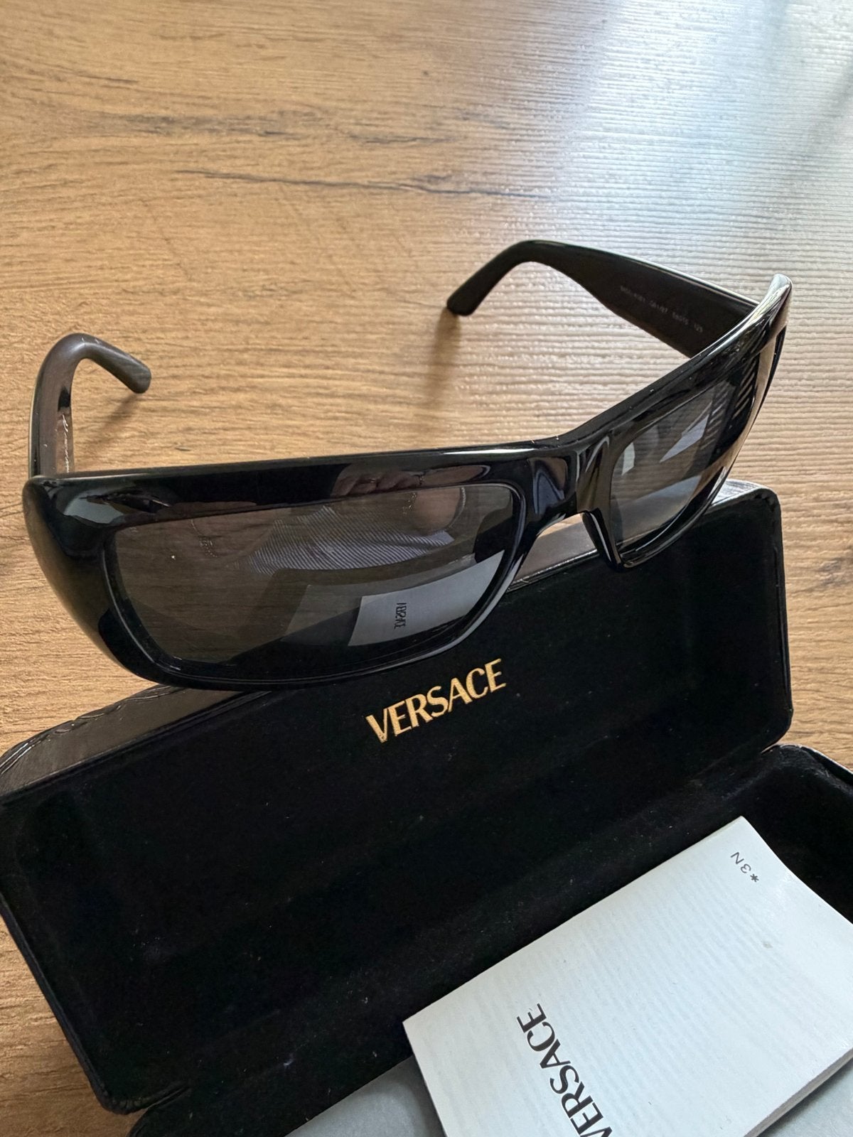 Stijlvolle Versace Zonnebril - Zwart, Zo goed als nieuw, Zonnebril, Zwart, Gianni Versace, Ophalen of Verzenden