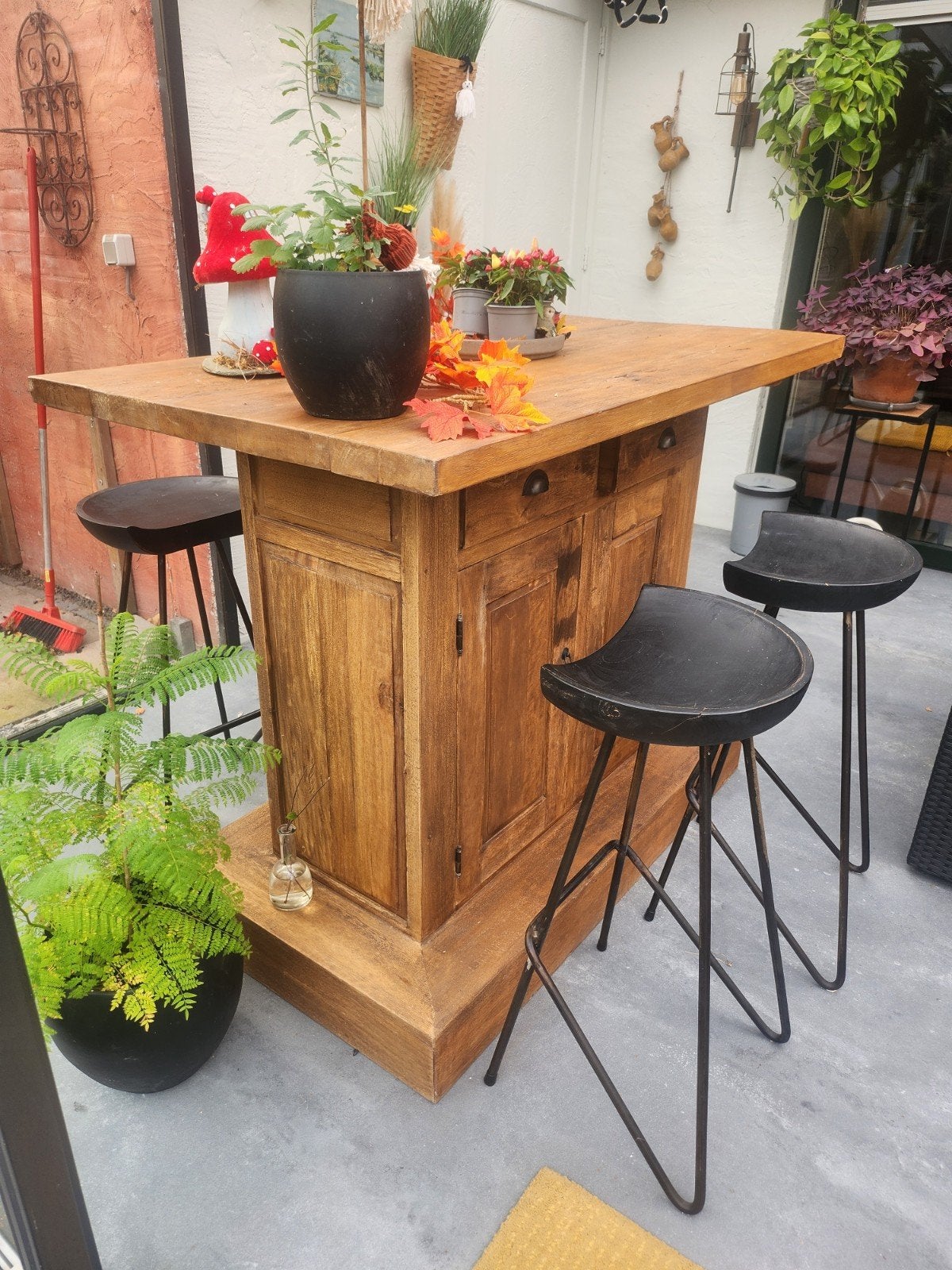 Houten bartafel met wijnrek en 4 barkrukken, Huis en Inrichting, Ophalen, Zo goed als nieuw, Inclusief barstoelen