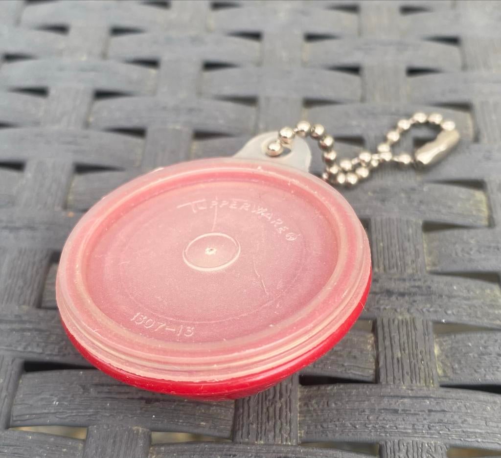 Tupperware mini bakje / pillendoosje met sleutelhanger, Huis en Inrichting, Keuken | Tupperware, Ophalen of Verzenden, Zo goed als nieuw