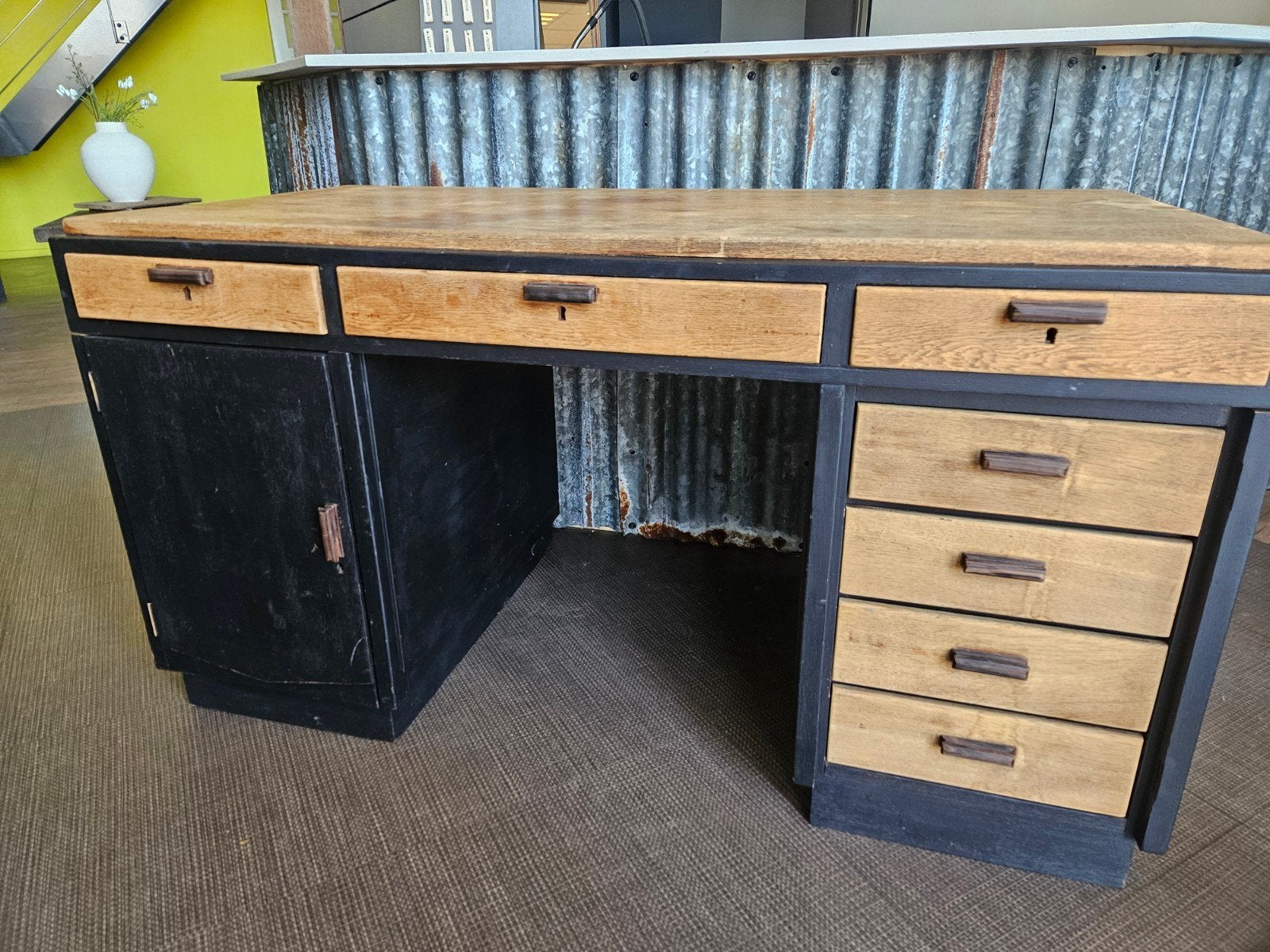 Vintage bureau met lades en kast - Zwart/Hout, Huis en Inrichting, Gebruikt, Hout, Vintage, Ophalen of Verzenden