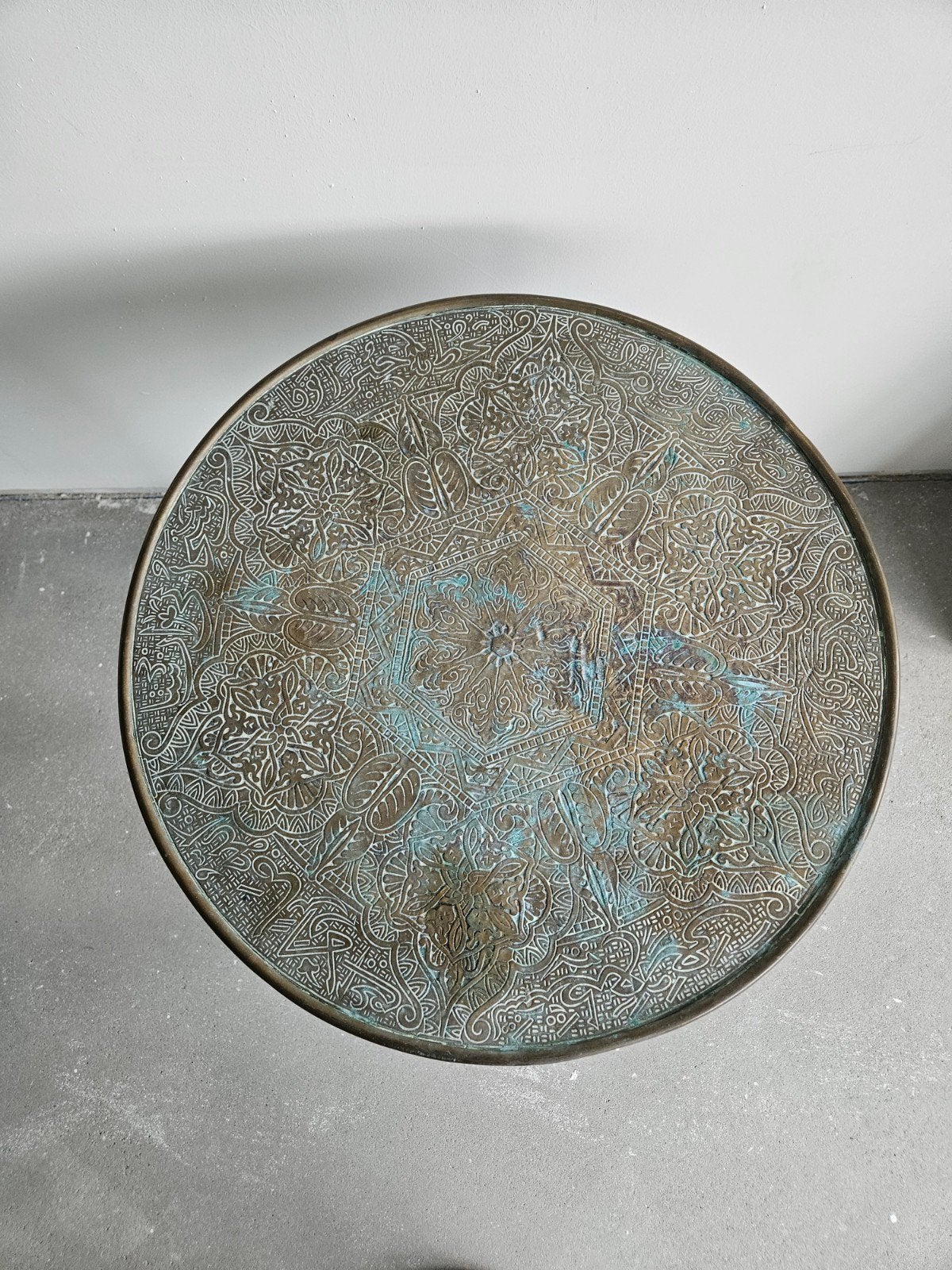 Antieke bijzettafel met koperen blad en houtsnijwerk, Ophalen of Verzenden