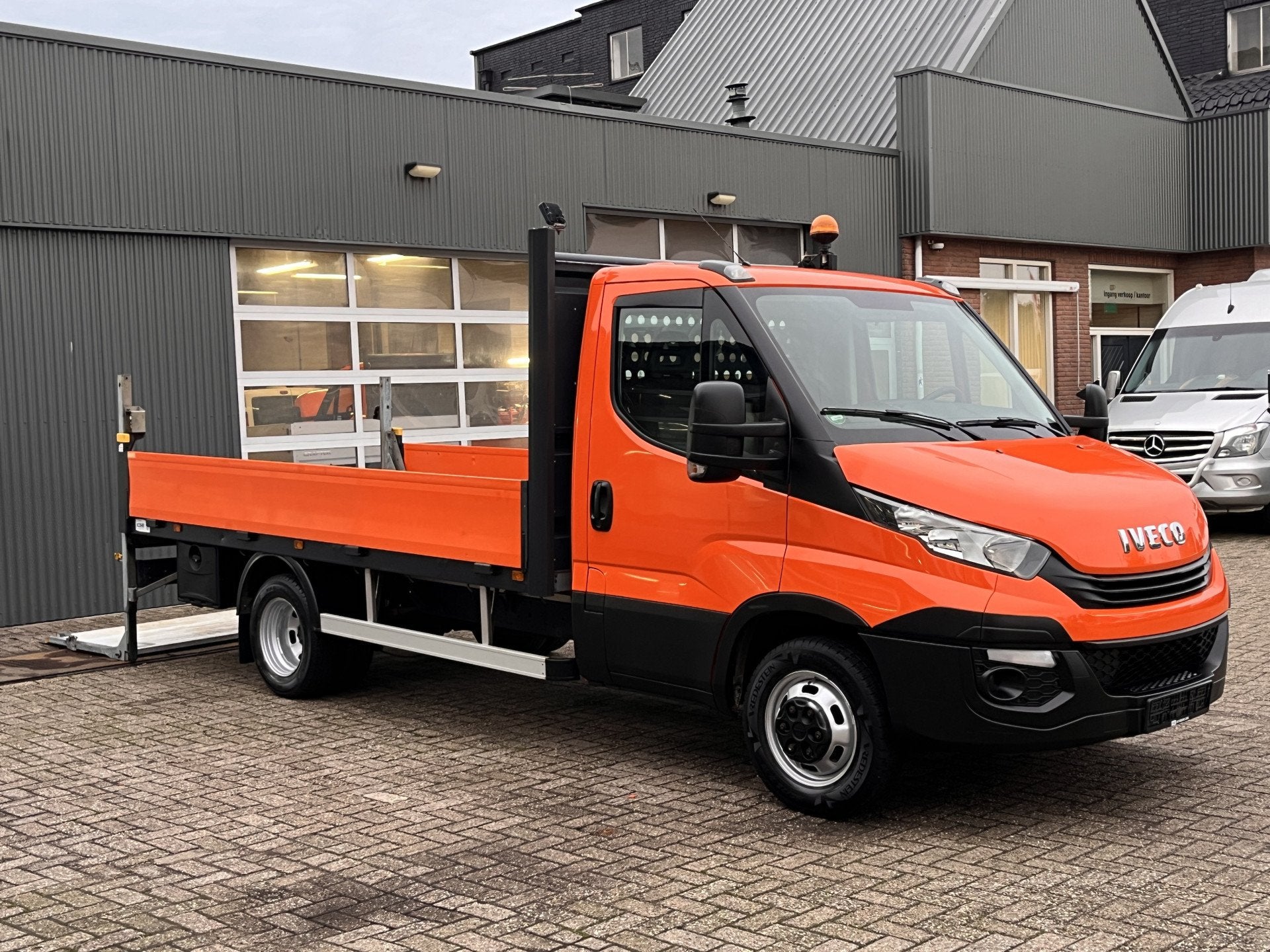 Iveco Daily 35S12V 2.3 Laadklep 500kg Afneembare Trekhaak 35, Auto's, 13 km/l, Gebruikt, Iveco, Bedrijf