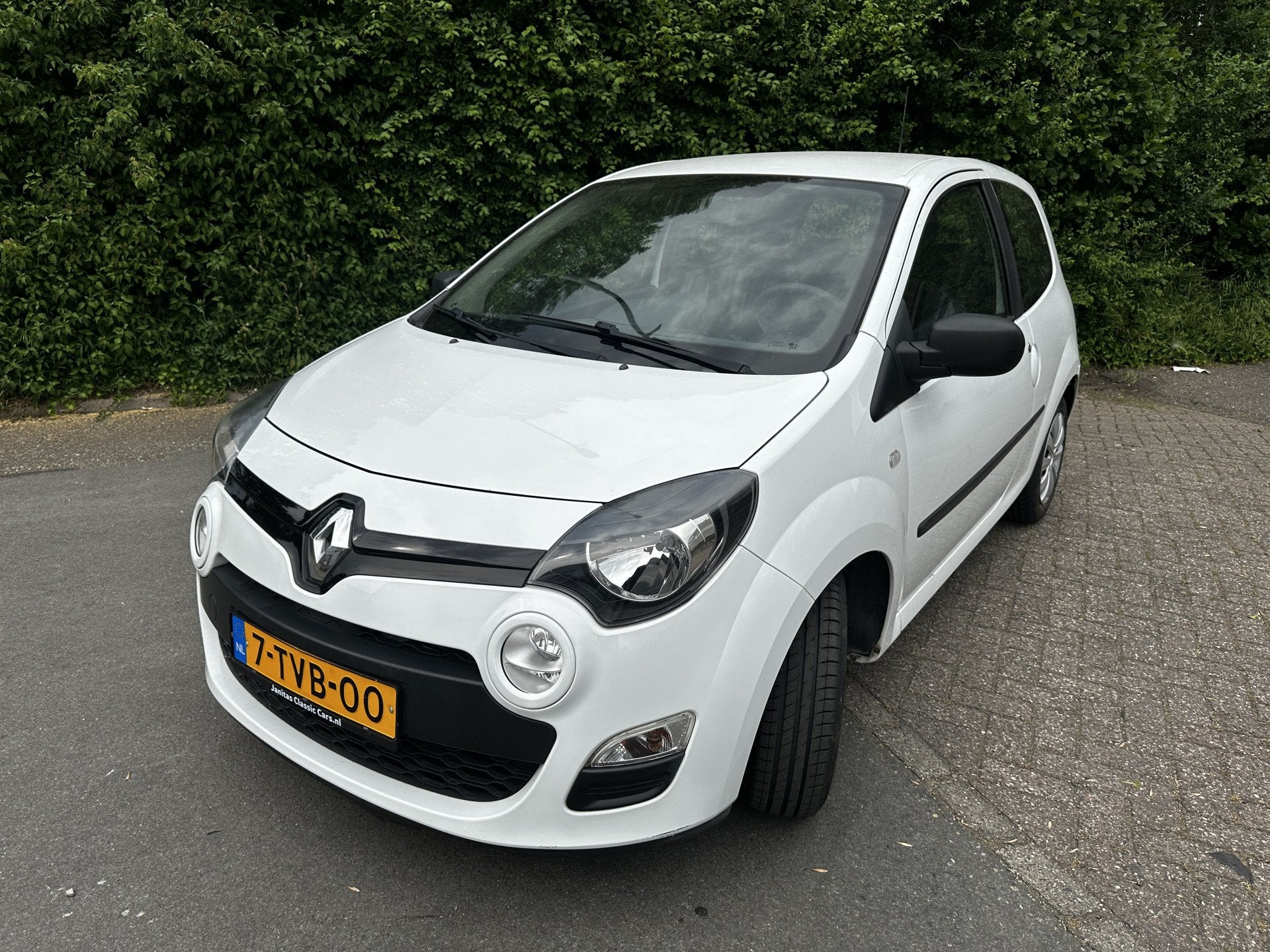 Renault Twingo 1.2 16V Parisienne (bj 2014), Auto's, Voorwielaandrijving, Gebruikt, Zwart, 4 cilinders