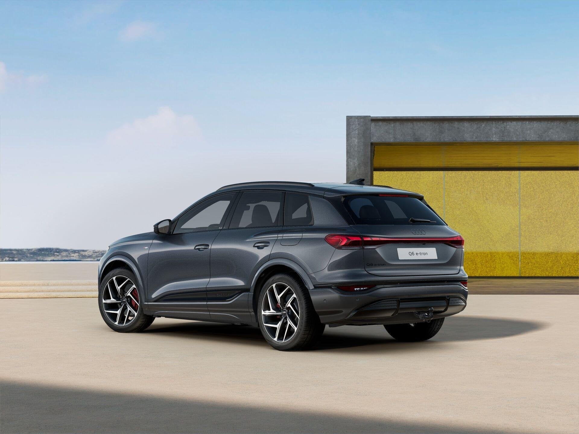 Audi Q6 e-tron 306pk S edition Performance 100 kWh | Trekhaa, Automaat, 12 maanden, Automatische klimaatregeling, Leder en Stof