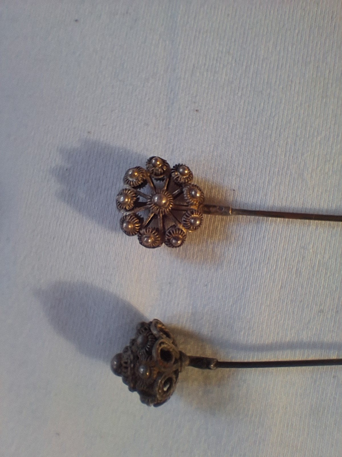 2 antieke hoedenspelden zeeuwse knoop, Ophalen of Verzenden, Gebruikt, Zilver, Overige materialen