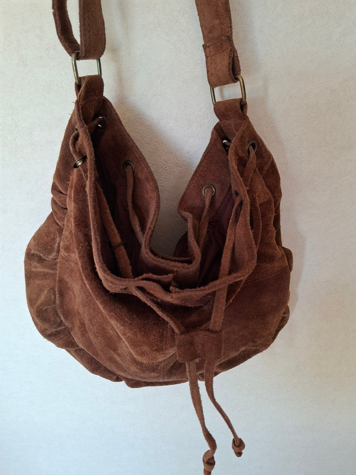 STRADIVARIUS TAS.BRUIN SUÈDE., Sieraden, Tassen en Uiterlijk, Tassen | Damestassen, Ophalen of Verzenden, Nieuw, Bruin, Overige typen