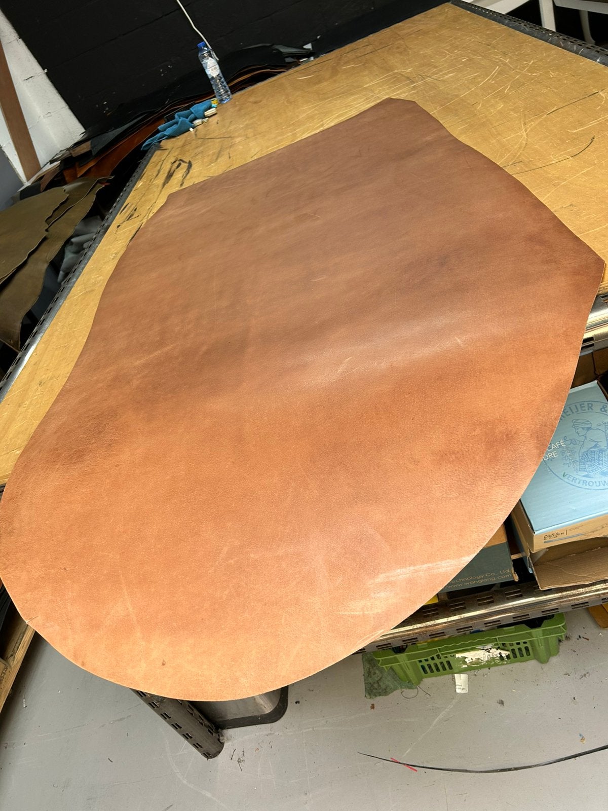 Lichtbruin patina tuigleer 3-3,5 mm dikte half soepel nr 7, Leer of Kunstleer, Ophalen of Verzenden, Zo goed als nieuw, 30 tot 120 cm