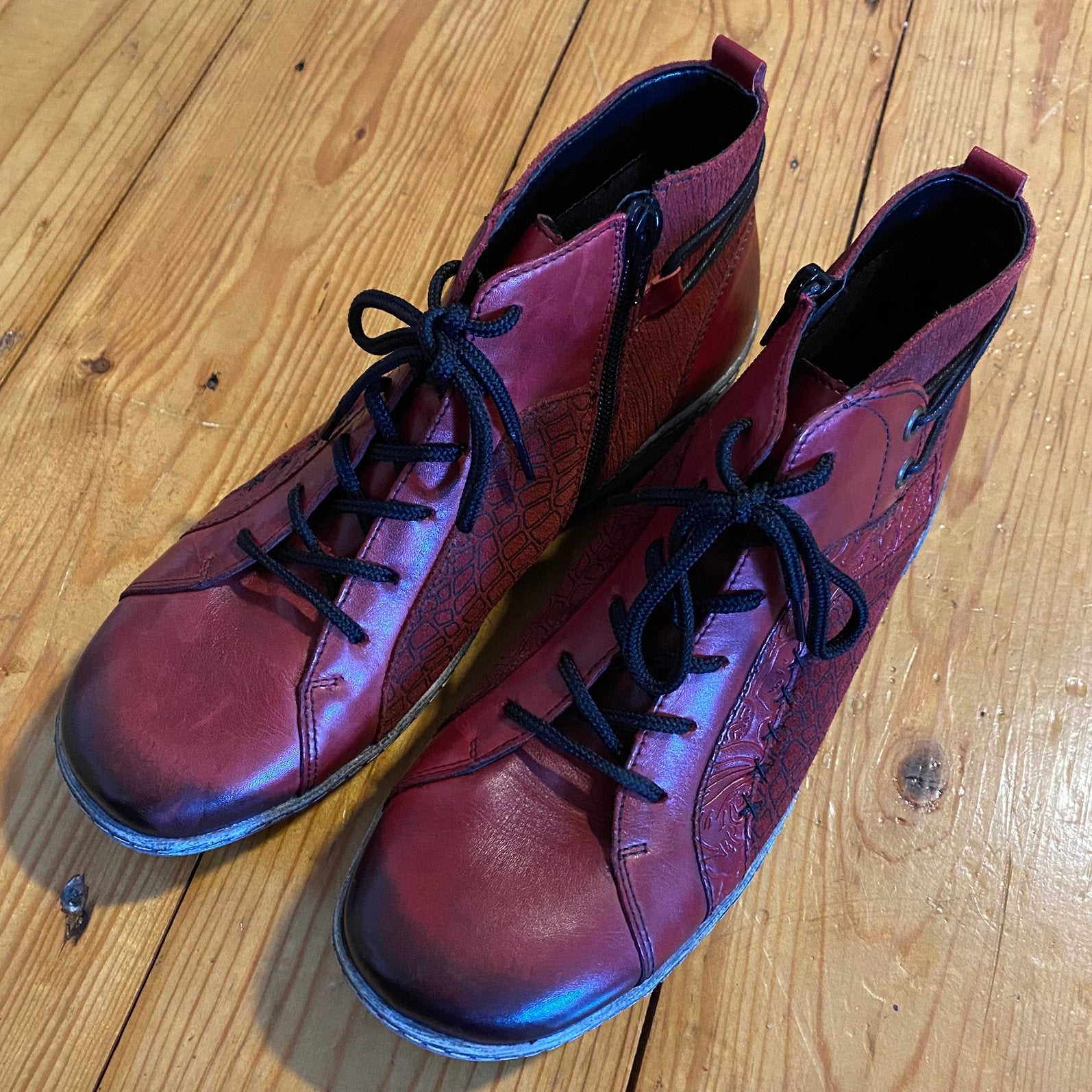 REMONTE RODE, LEDEREN ENKEL LAARSJES 40., Ophalen of Verzenden, Rood, Sneakers of Gympen, Zo goed als nieuw