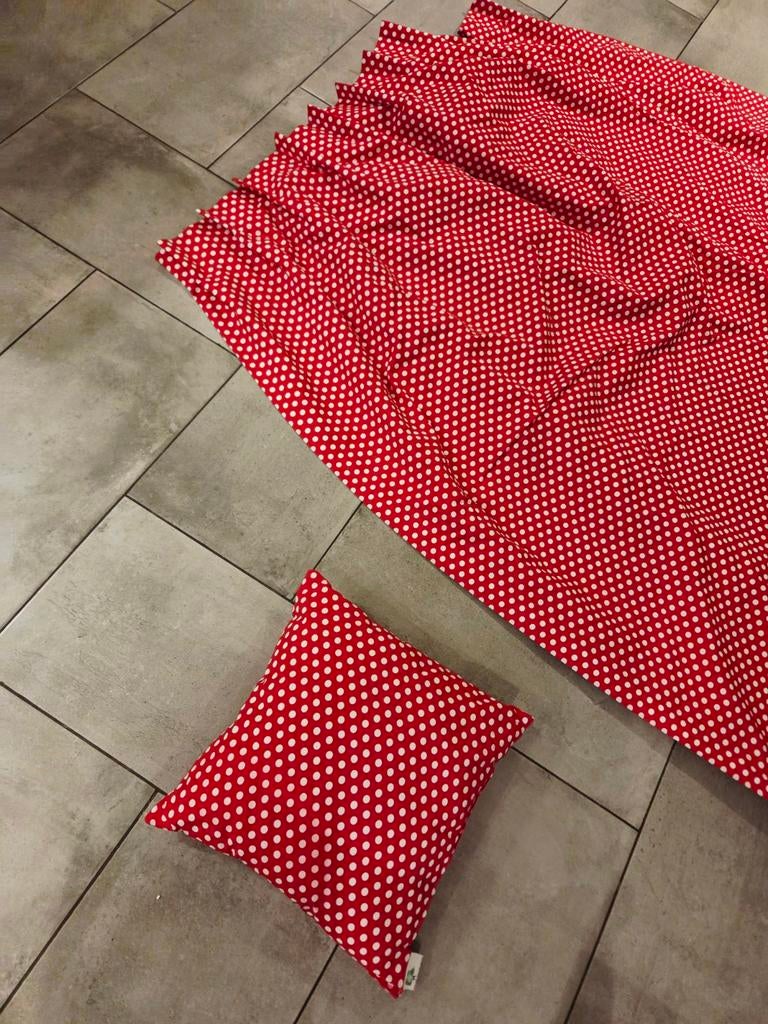 2x Rode gordijnen met witte stippen - 80x150 cm, 100 tot 150 cm, Zo goed als nieuw, Rood, Speels, Kinderkamer, Stippen