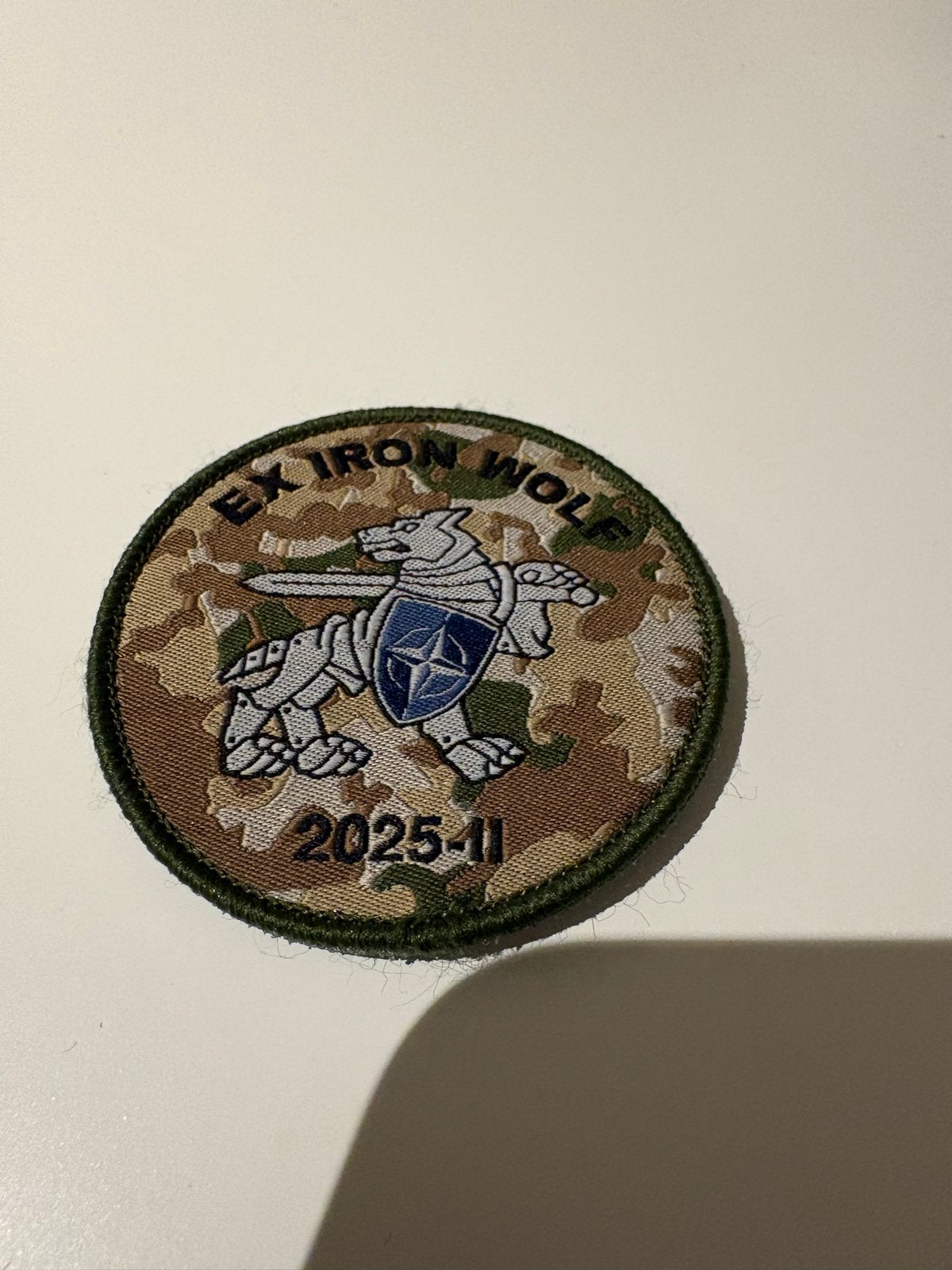 Patch EX IRON WOLF 2025-II - NATO embleem, Verzenden, Landmacht, Overige gebieden, Embleem of Badge