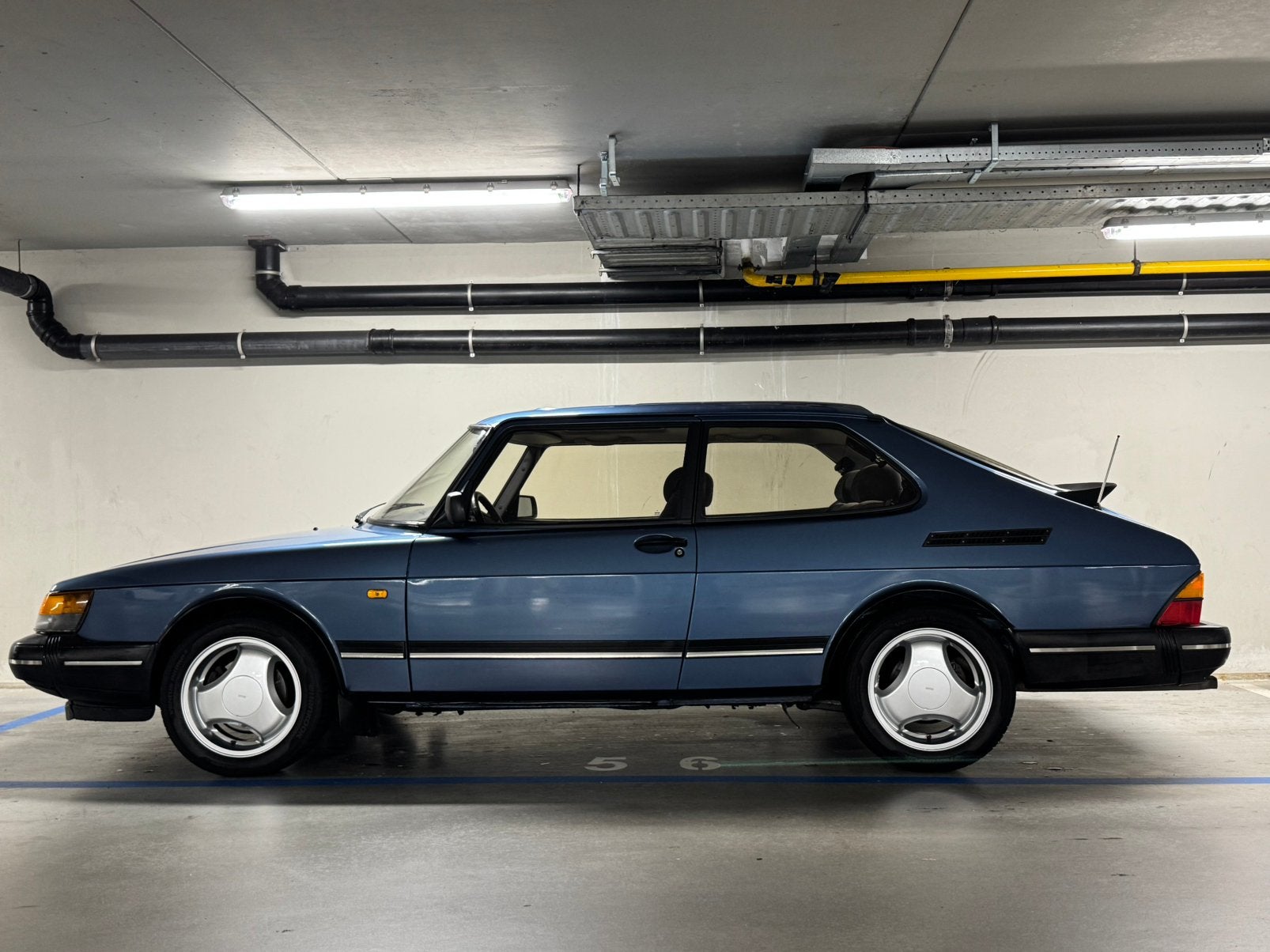 Saab 900 2.0 16 S HB U9 1992 Blauw NAP/APK 2028, Auto's, Saab, Particulier, Saab 900, ABS, Airconditioning, Cruise Control, Lichtmetalen velgen