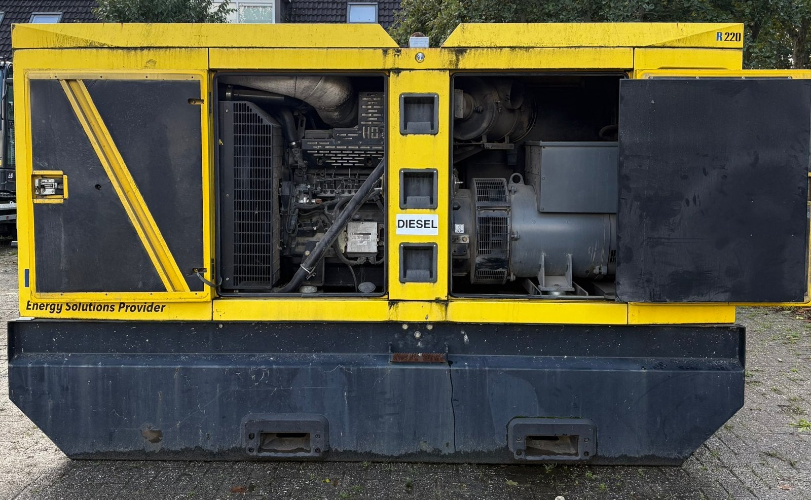 Sdmo R220 Generator John Deere stage 3a, Ophalen, 12 Bis Rue de la Villeneuve 29200 Brest Frankrijk, Gebruikt, Sdmo@sdmo.com