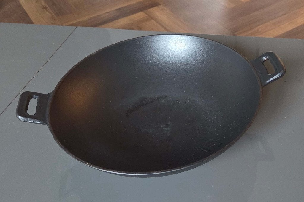 Gietijzeren wokpan 31cm, Huis en Inrichting, Gietijzer, Ophalen of Verzenden, Zo goed als nieuw, Keramische plaat