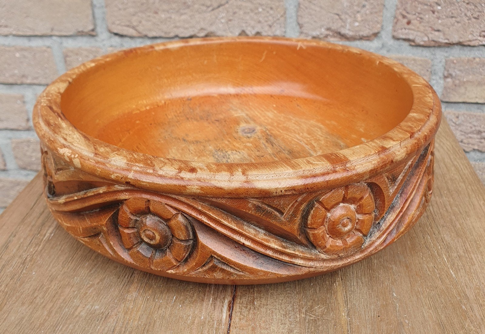 Vintage handgesneden houten schaal – Grenen met florale rand, Gebruikt, Schaal, Rond, Ophalen of Verzenden