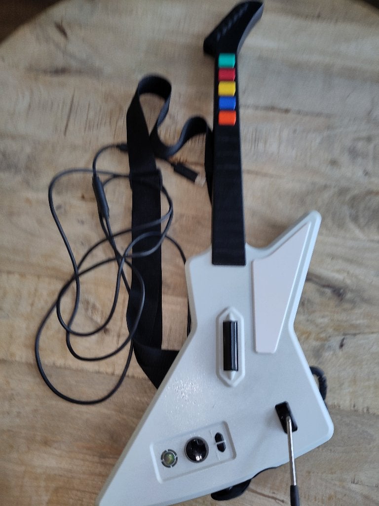 Guitar Hero controller Xbox 360 + 2 games, Ophalen, Gebruikt, Gitaar, Drumstel of Dj-set, Xbox 360