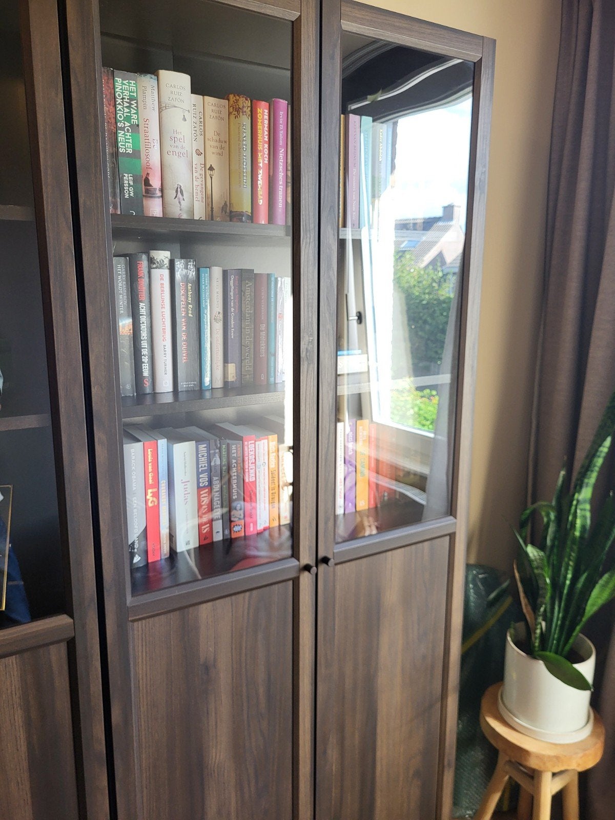Billy Boekenkast Zwart met Glazen Deuren - Compleet, Huis en Inrichting, Kasten | Boekenkasten, Ophalen, Zo goed als nieuw, 25 tot 50 cm