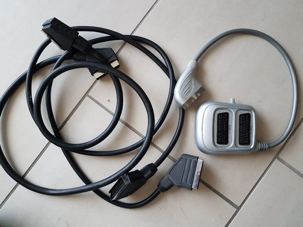 Setje SCART kabels en SCART switch/schakeldoos, Ophalen of Verzenden, Zo goed als nieuw, Minder dan 2 meter, Scartkabel