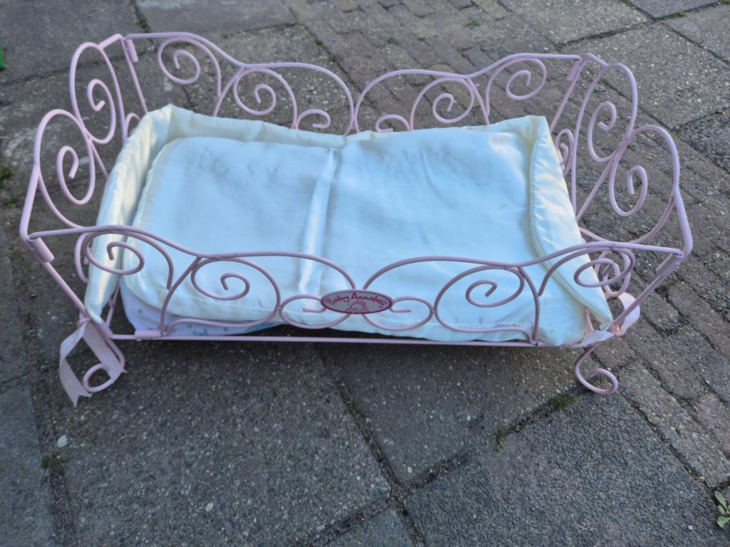 Roze metalen poppenbedje van baby annabel, Kinderen en Baby's, Ophalen of Verzenden, Zo goed als nieuw, Babypop