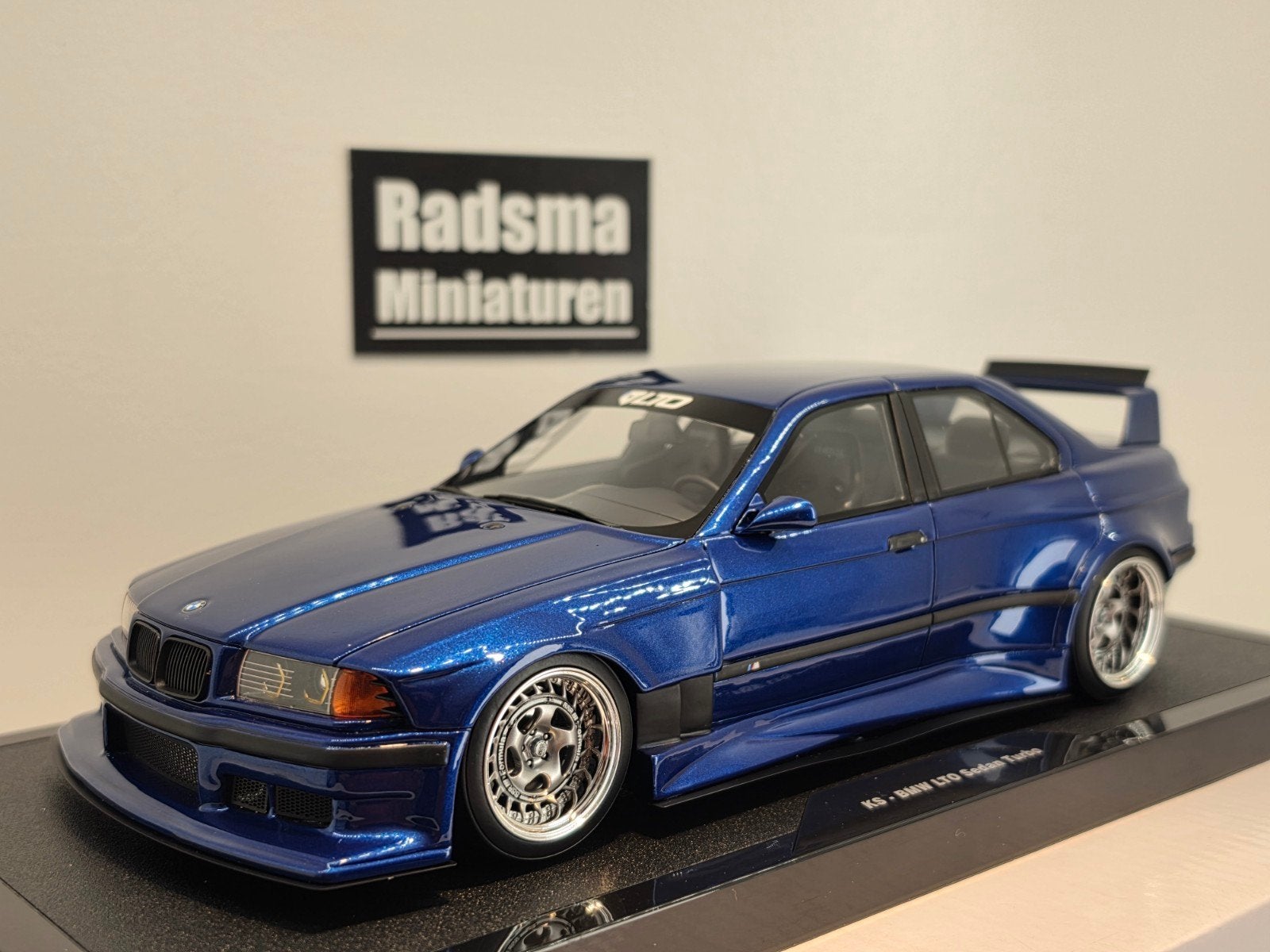 BMW E36 LTO Sedan Turbo Khyzyl Saleem (2023) 1:18 Ottomobile, OttOMobile, Auto, Nieuw, Ophalen of Verzenden