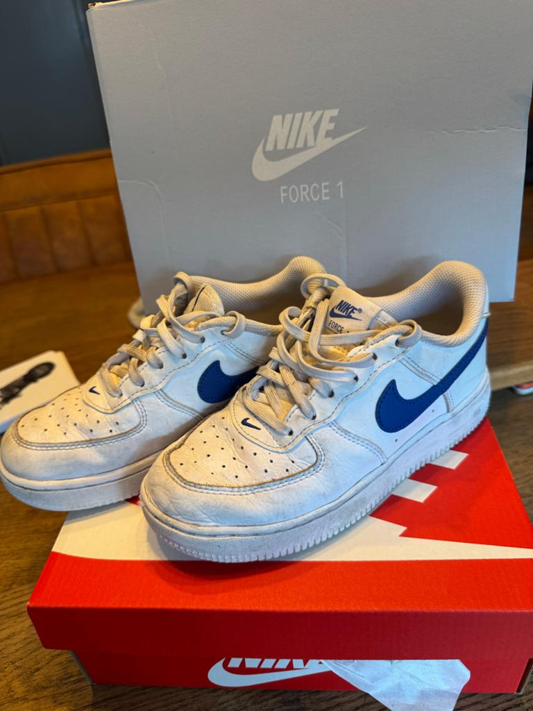 Nike Air Force 1 Low Wit/Hyper Royal - Maat 33, Ophalen of Verzenden, Zo goed als nieuw, Jongen of Meisje, Sportschoenen