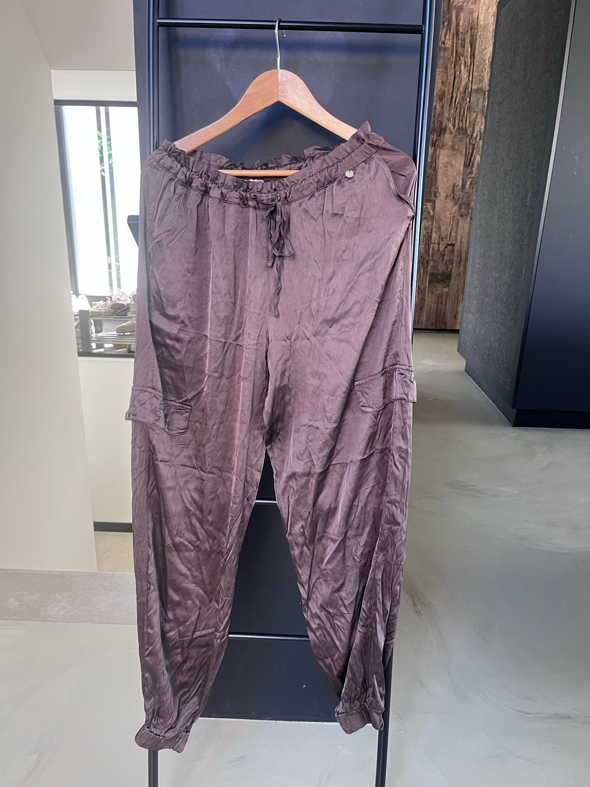 Tessa Koops Glanzende Bruine Broek met Zakken, Maat M, Bruin, Maat 42/44 (L), Ophalen of Verzenden, Lang