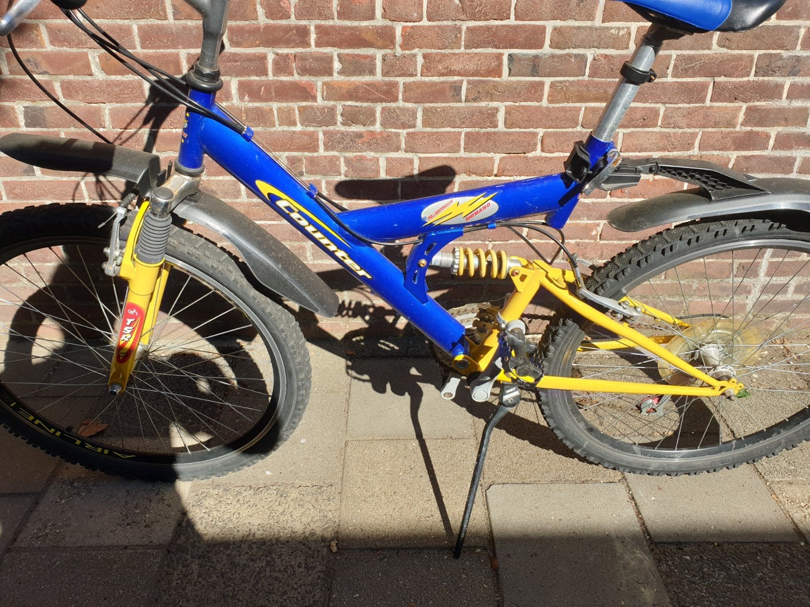Stoere blauw-gele mountainbike met versnellingen, Gebruikt, Velgrem, Versnellingen, 53 tot 57 cm