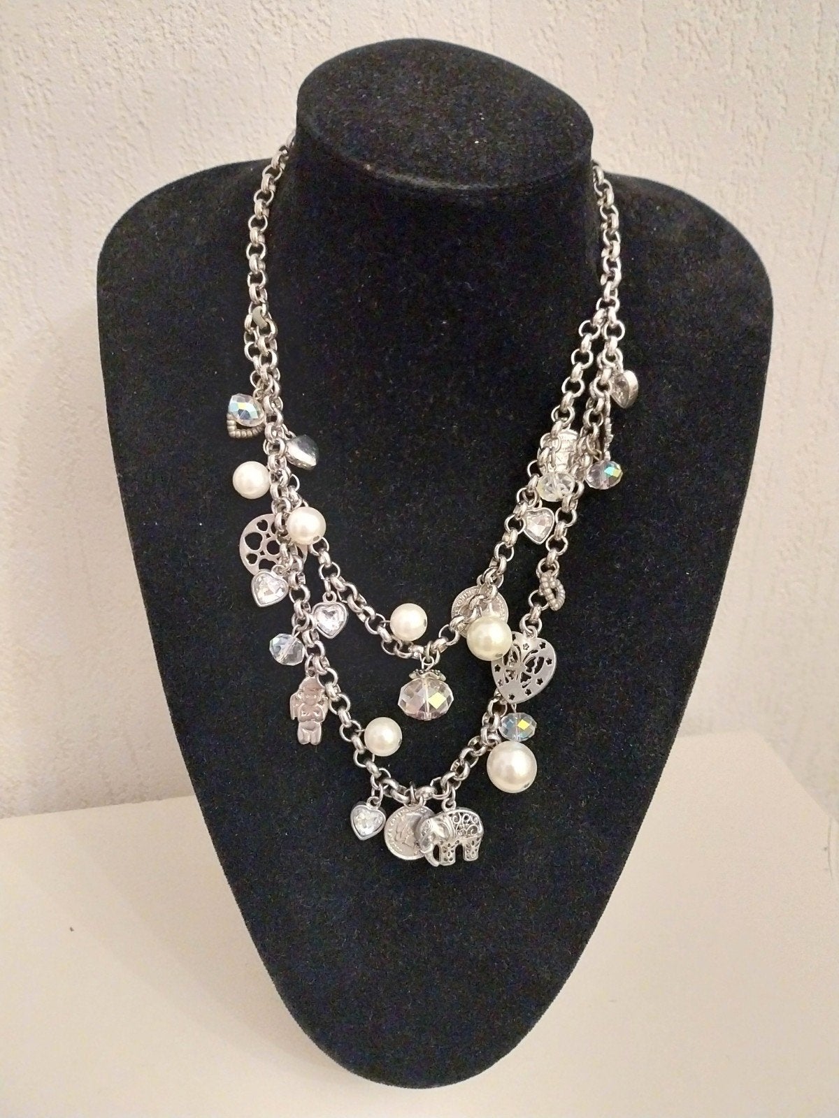 Zilverkleurige ketting met bedels en parels, Overige materialen, Gebruikt, Ophalen of Verzenden, Verstelbaar