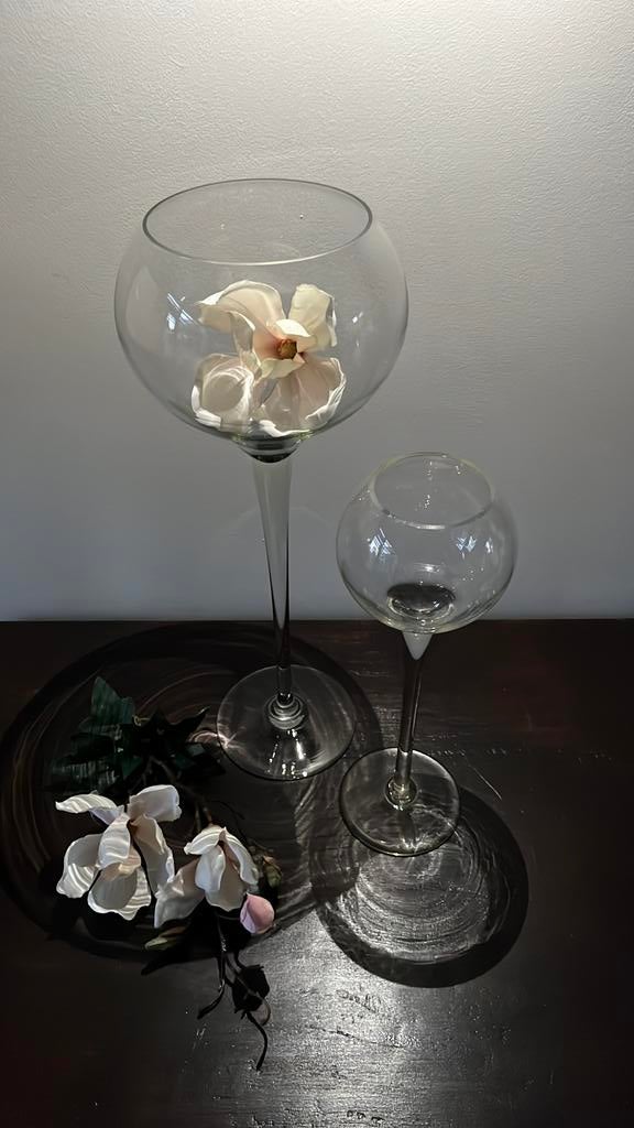 Set van 2 glazen vazen/windlichten op voet, Ophalen of Verzenden, Zo goed als nieuw, Overige materialen, Minder dan 25 cm